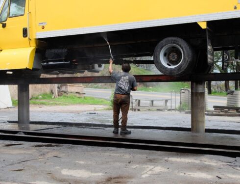 Een schone vrachtwagen met glanzende velgen na gebruik van Great Lion velgenreiniger, perfect voor een professioneel uiterlijk.