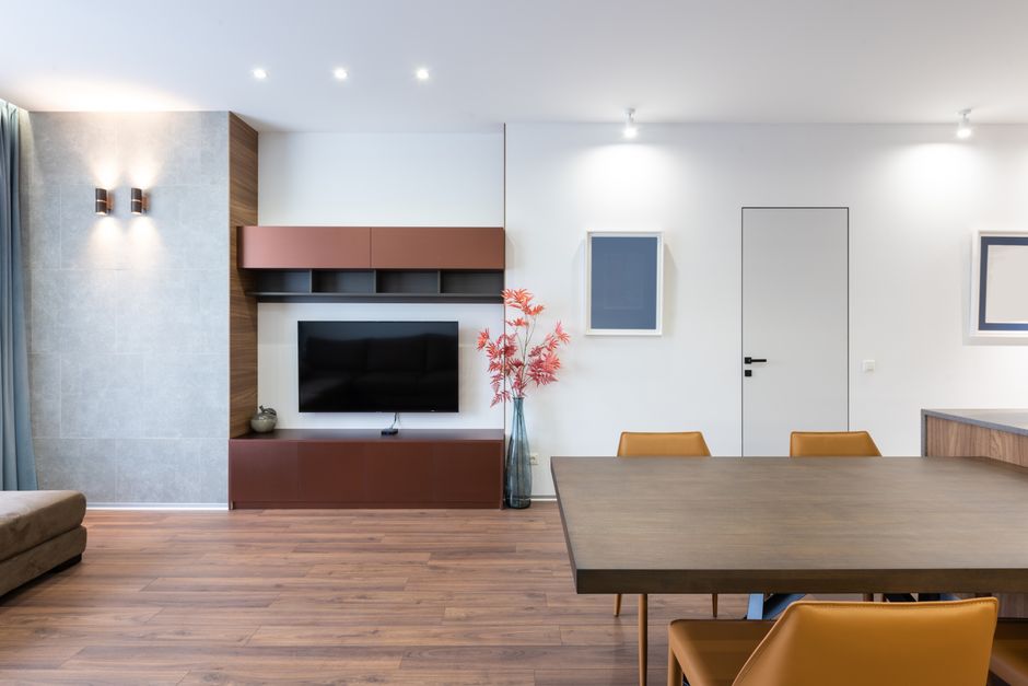 Trend van moderne eiken tv-meubels in interieur